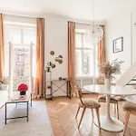 Modern Loft With Balcony Next To Mariott -600mbps Wifi