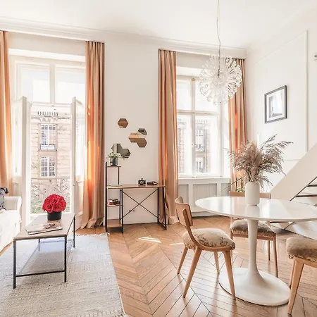 Modern Loft With Balcony Next To Mariott -600mbps Wifi