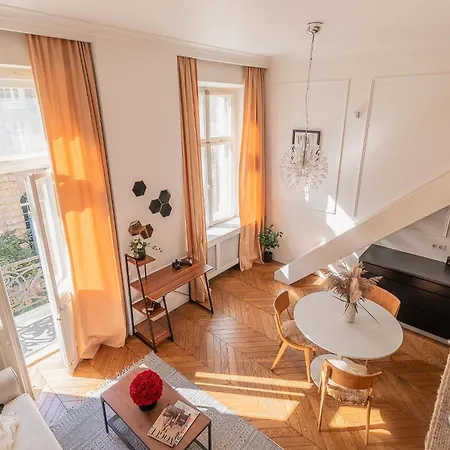 Modern Loft With Balcony! #historic Building #smart Tv #fast Wi-fi #metro *